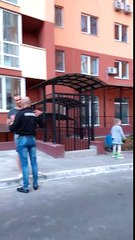 П'яне бидло. Київ, ЖК Микитська Слобода.- 2