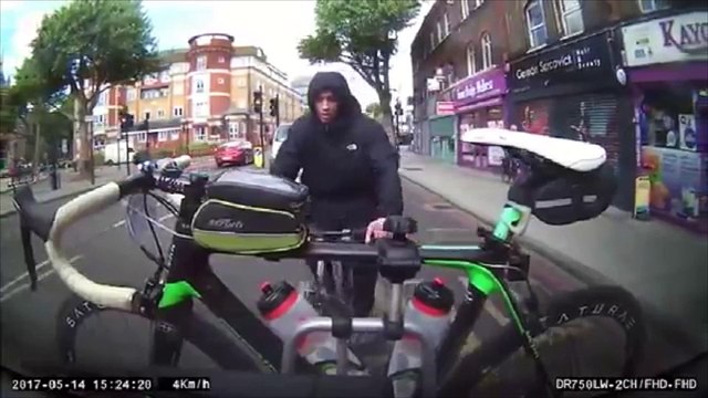 Un homme tente de voler un vélo accroché à une voiture !