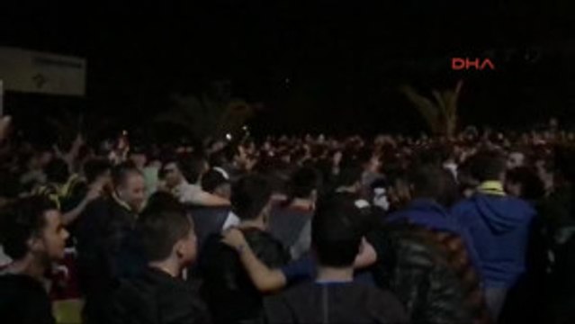 Sinan Erdem Spor Salonu Çevresindeki Kutlamalar Sürüyor