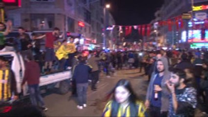 Kadıköy Boğa Heykeli Meydanı'nda Şampiyonluk Coşkusu