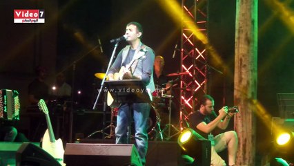 حمزة نمرة يغنى "على باب الله" لايف