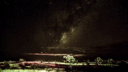 Video herunterladen: Clouds Pass Under Swirling Galaxy in Gorgeous Pilbara Timelapse