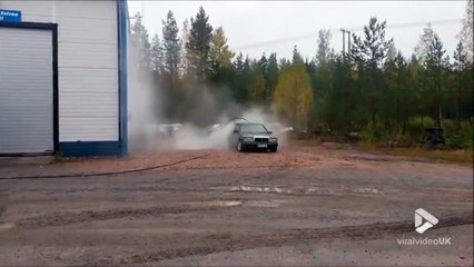 Des ouvriers détruisent une Mercedes avec un jet d'eau surpuissant... Regardez le résultat