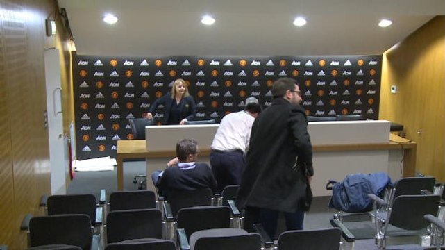 VIRAL: Sepakbola: Mourinho Meninggalkan Ruang Konferensi Pers