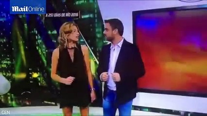 Une présentatrice télé remonte sa jupe sans faire exprès...