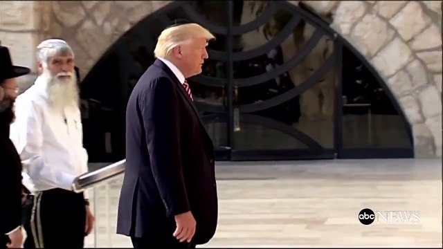 Regardez les images de Donald Trump prier au Mur des Lamentations à Jérusalem et placer un vœu entre les pierres - VIDÉO
