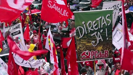 Brasileiros protestam enquanto Temer se agarra ao poder