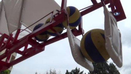 Beden Eğitimi Öğretmeninden Voleybol Smaç Makinesi