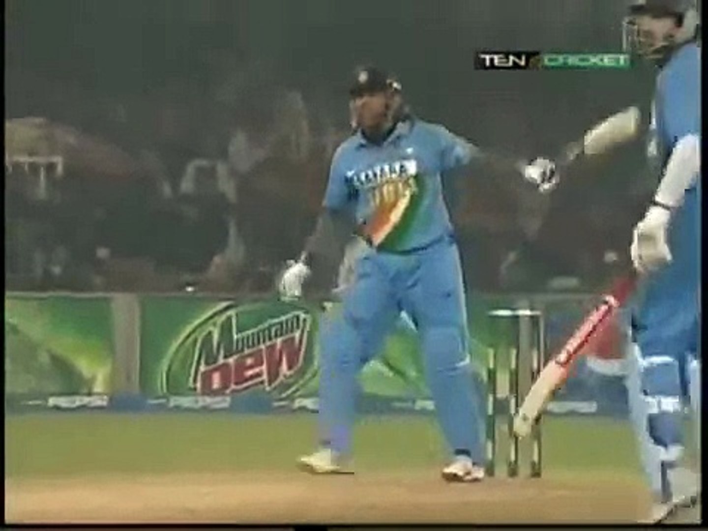 MS Dhoni 72 46 vs Pakistan 2006 in 3rd ODI in Lahore Pakistan