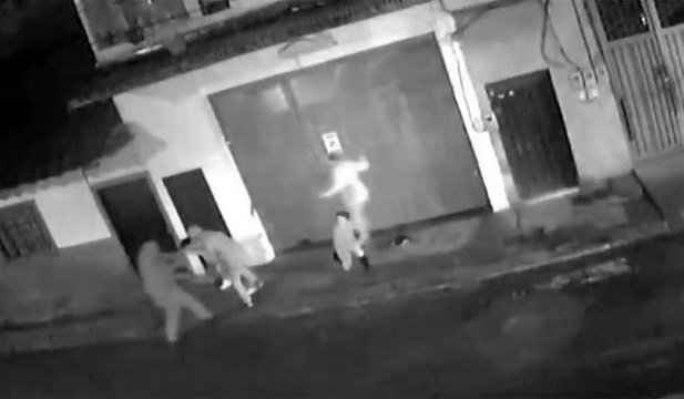 Kadını feci şekilde dövdü, çevredekiler yardıma koştu