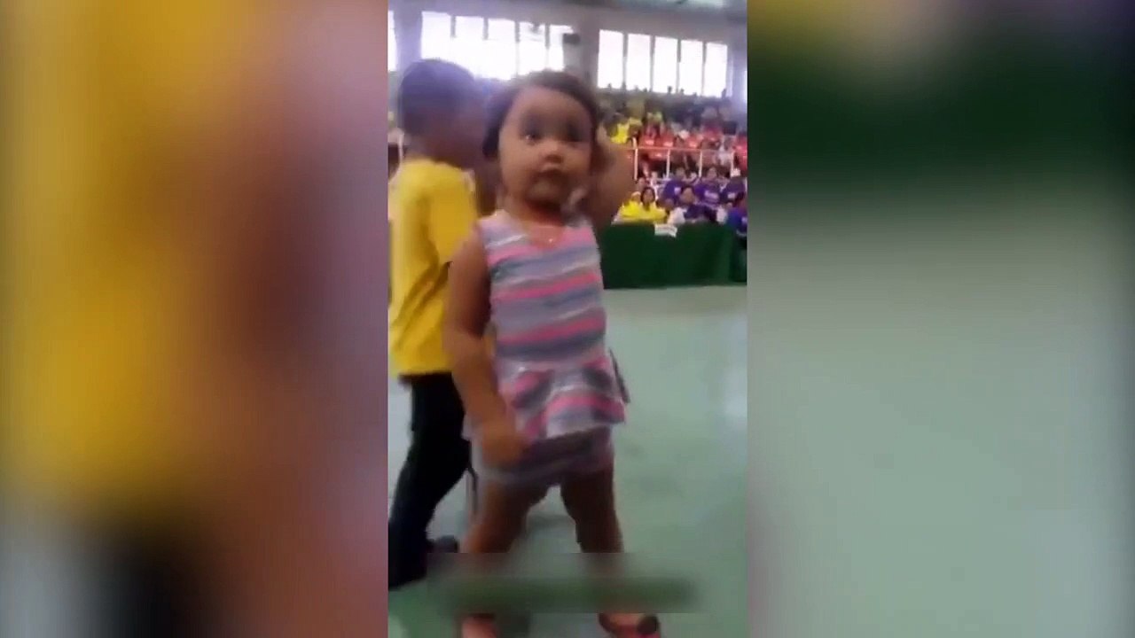 Si jeune et déjà bourrée de talent en danse hip hop... Fillette incroyable