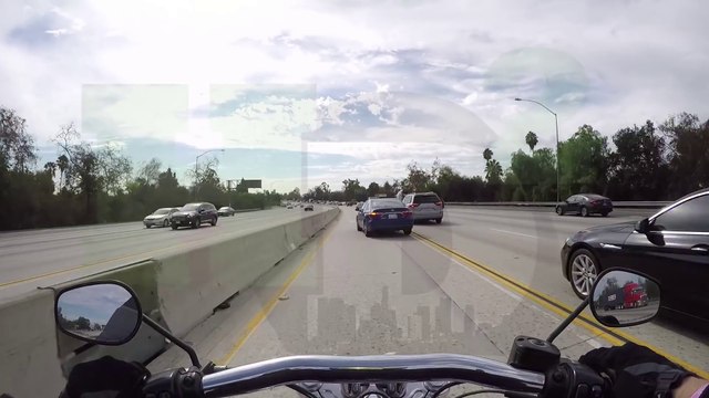 Ce motard se fait couper la route et se retrouve sur le toit de la voiture après sa chute