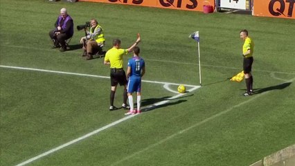 Un arbitre de touche prend un carton rouge pour avoir vomi en plein match