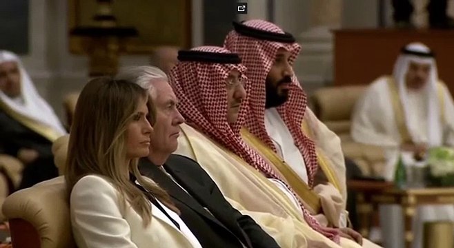 Le secrétaire américain au commerce Wilbur Ross s'endort pendant le discours de Donald Trump ! - Regardez