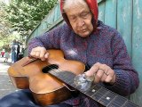 Grand-Mère joue du blues   guitare   ampoule électrique Blues from old woman (Belarus)