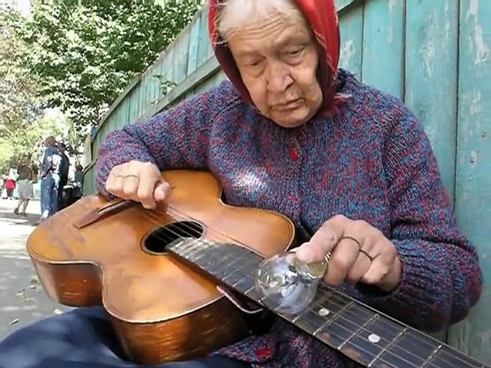 Grand-Mère joue du blues   guitare   ampoule électrique Blues from old woman (Belarus)