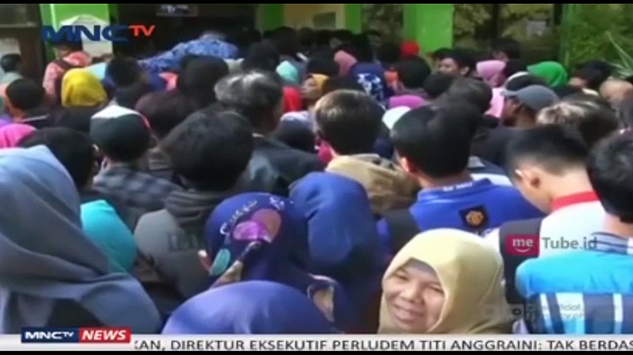 Ratusan Warga Berdesakan Antre E-KTP di Kantor...