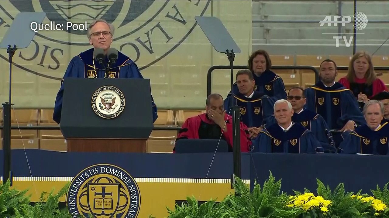 Studenten verlassen in Scharen Rede von Mike Pence