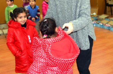 Akçakale'de Polis Eşlerinden Öğrencilere Giysi