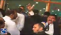 Fight Between Pakistan Tehreek-E-Insaf Lawyers And Muslim League N Lawyers Watch Video