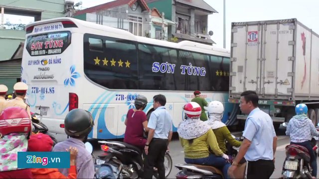 Tài xế xe đầu kéo rượt đuổi, ép ôtô khách trên quốc lộ- Zing.vn