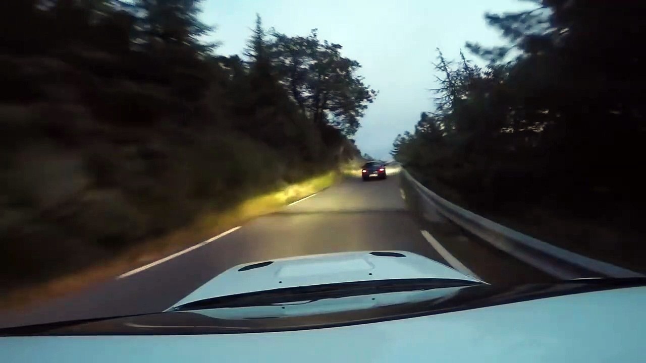 Deux Subaru Impreza STI font une course folle sur une route en montagne