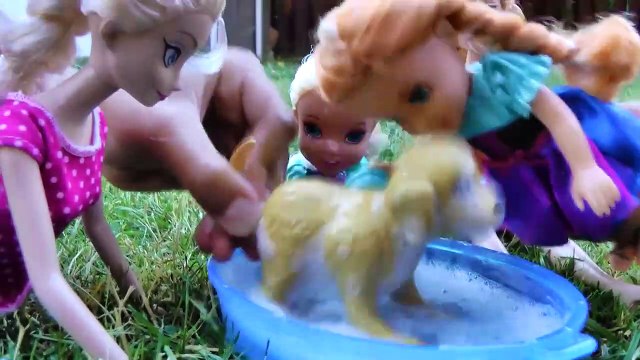 Muddy Puppy! ELSA & ANNA toddlers give their Puppy a Bath - Soap Bubbles Foam Dirty Play in Mud-ATIxfRW