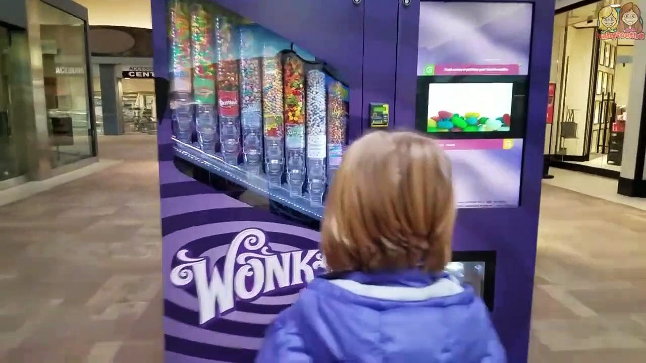 GIANT CANDY MACHINE! Wonka Candy Prizes Photo Booth! Jillian & Addie Vlog-jJ7-7E