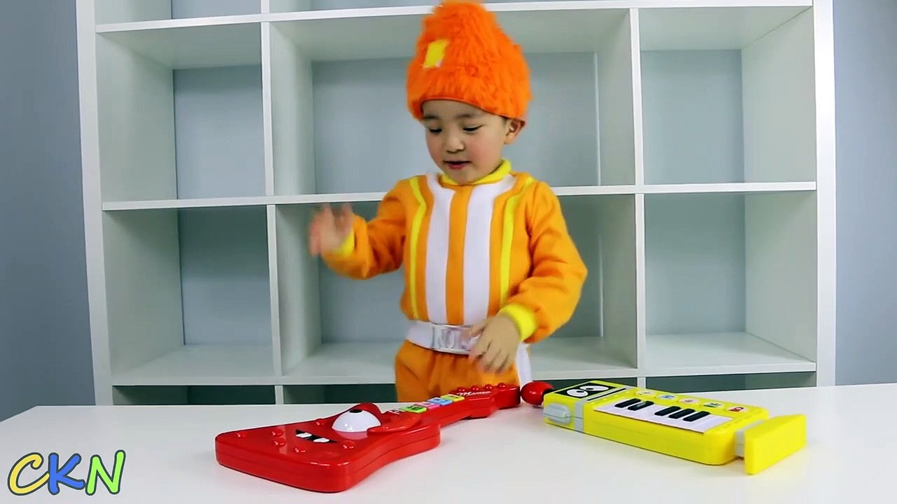 Yo Gabba Gabba Dj Lance Playing With Muno Guitar and Plex Piano Ckn Toys-dL973