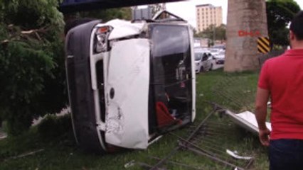 Gaziantep Çaldıkları Minibüsle Polisten Kaçarken Kaza Yaptılar, Yakalandılar
