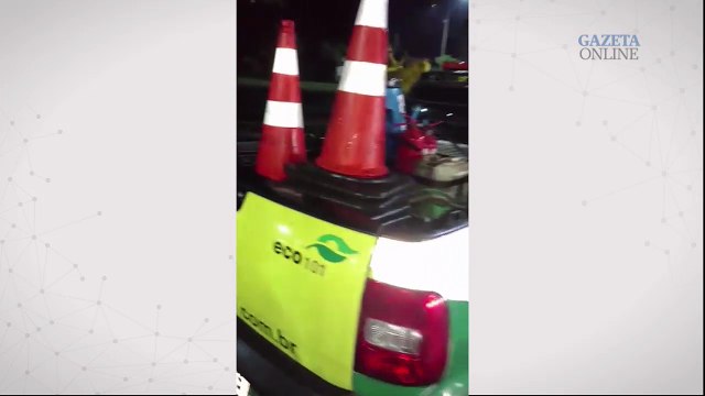 Buraco na BR 101 gera transtorno e riscos em madrugada chuvosa