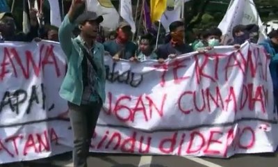 Massa BEM dan Buruh Berunjuk Rasa