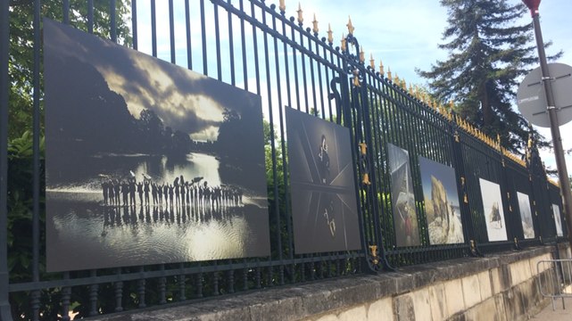 Exposition photo sur les grilles de la Préfecture