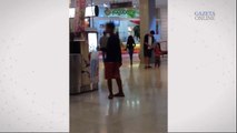 Adolescente é retirado de shopping por seguranças
