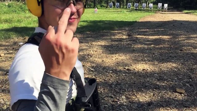Une simple abeille enraye son fusil... Coincée dans la chambre de tir
