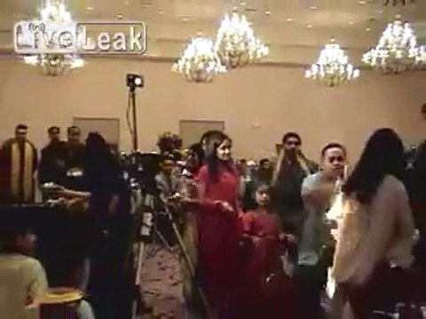 La robe de la demoiselle d'honneur prend feu en plein mariage