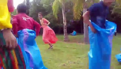 Course en sacs animée par le clown !