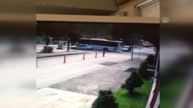 Halk Otobüsü Ile Otomobil Çarpıştı - Kaza Anı Güvenlik Kamerasında