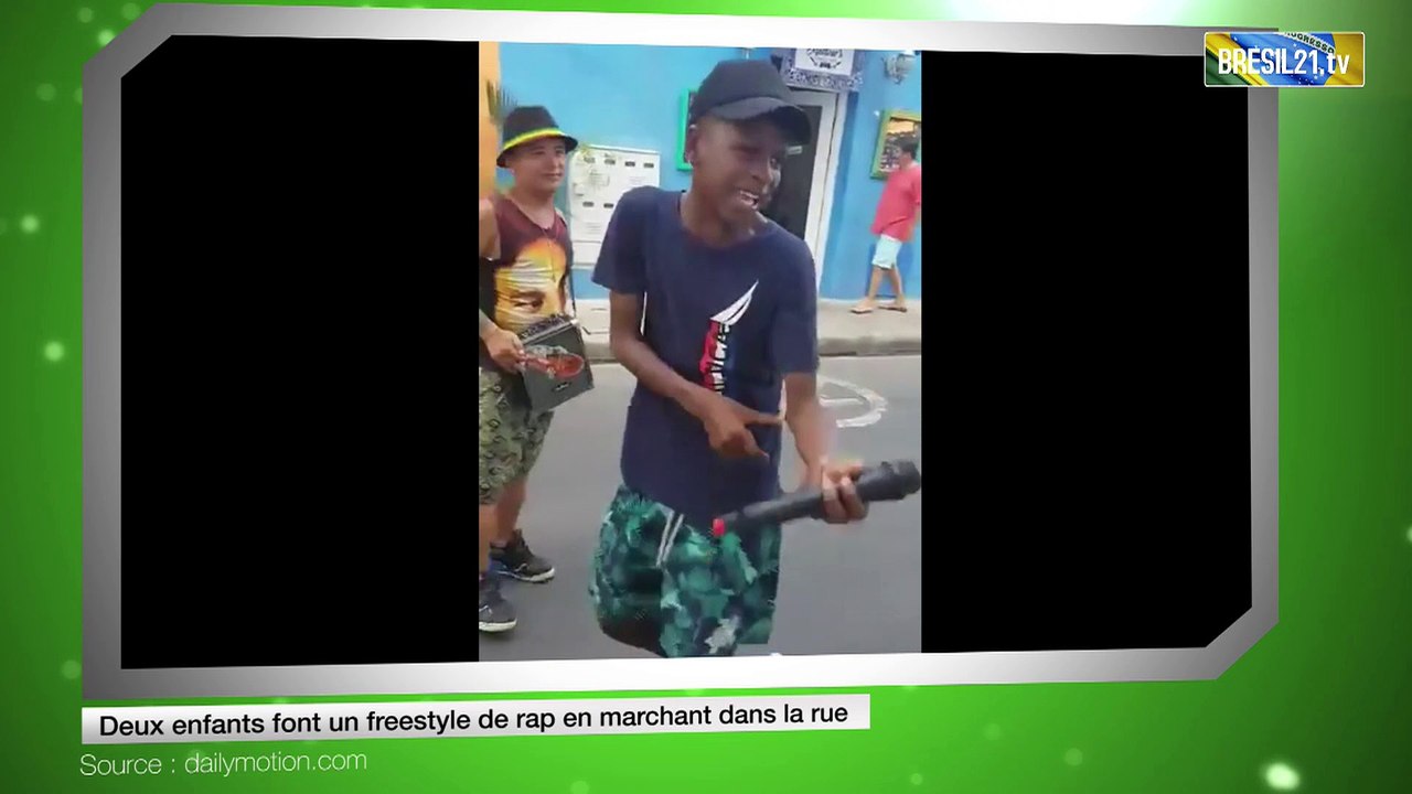 Deux enfants font un freestyle de rap en marchant dans la rue