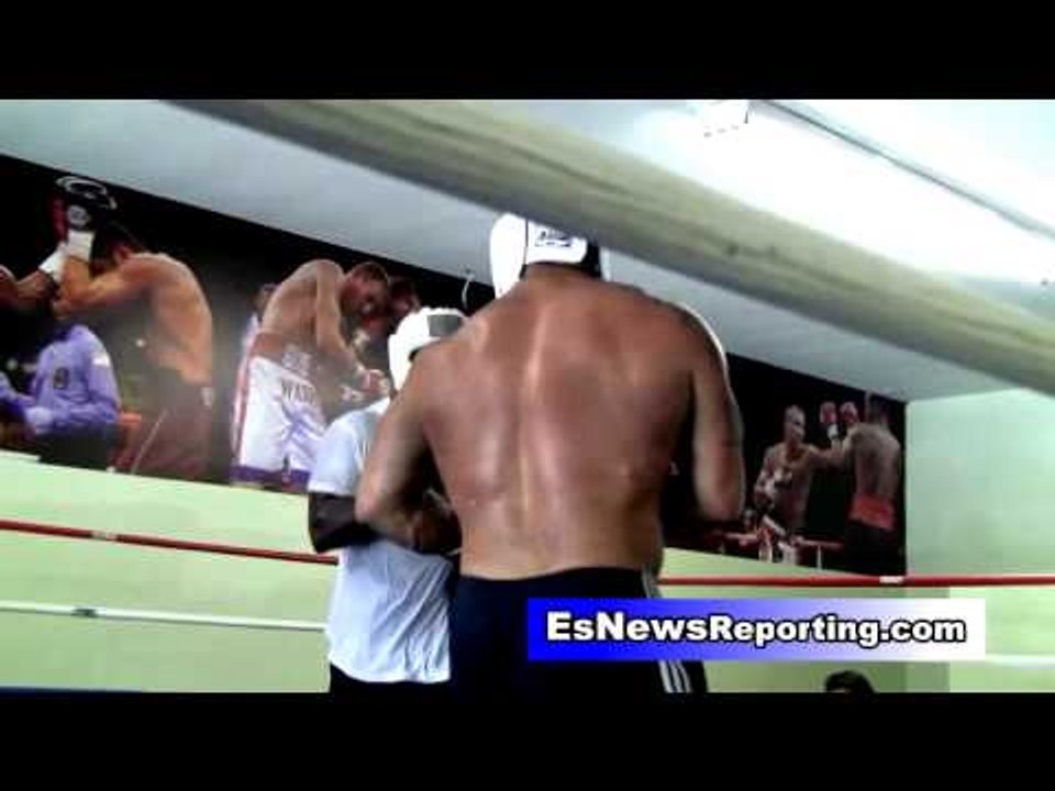 Boxing Star vs Bodybuilder JAMES TONEY sparring a HUGE Dude Lands At Will - esnews boxing
