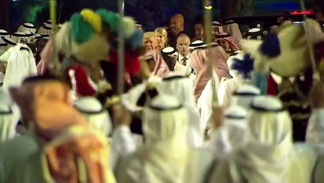 دونالد ترامپ رئیس جمهوری آمریکا که در اولین سفر خارجی خود به عربستان سعودی رفته در یک ضیافت با گروهی که رقص شمشیر می‌کرد