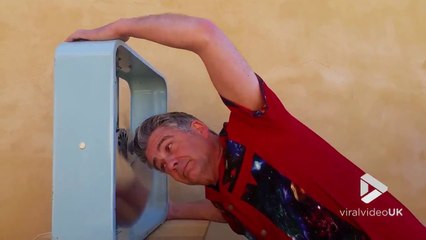 Il arrête un ventilateur avec sa tête et sa langue !