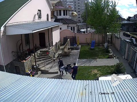 2 livreurs surpris et mordus par un chien de garde !