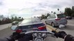Ce chauffard change de voie sur l'autoroute sans regarder... Accident de moto !