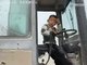 Ce gamin de 8 ans conduit un tractopelle sur un chantier en Chine !!
