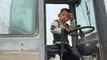 Ce gamin de 8 ans conduit un tractopelle sur un chantier en Chine !!