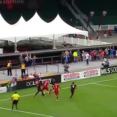 Bastian Schweinsteiger a dar festival a 3 adversarios na MLS