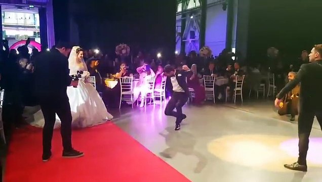 Efelerin Efesi Hakan Çalhanoğlu'ndan Düğününde Zeybek Şov