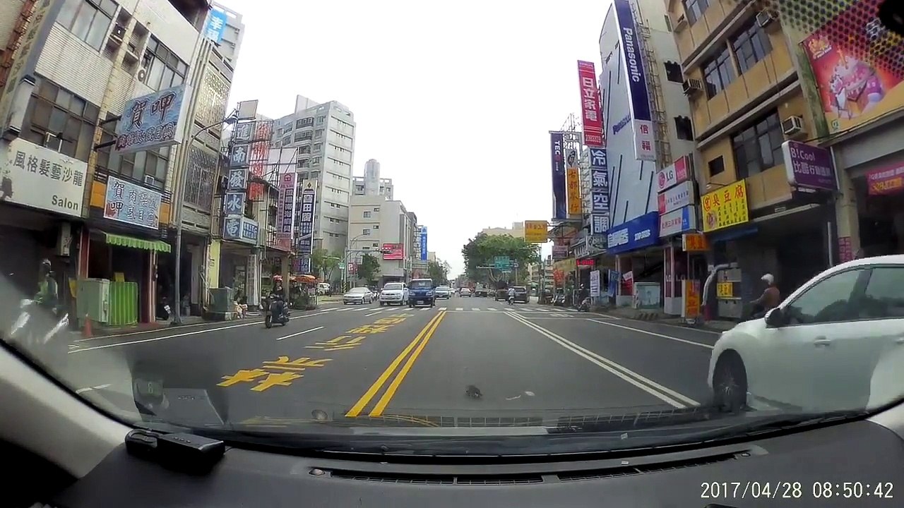 En Taiwan,un chauffeur sauve un chaton coincé au milieu de la route