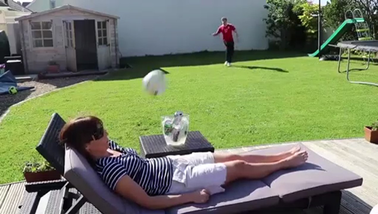 Il allume sa mère avec un ballon de foot !